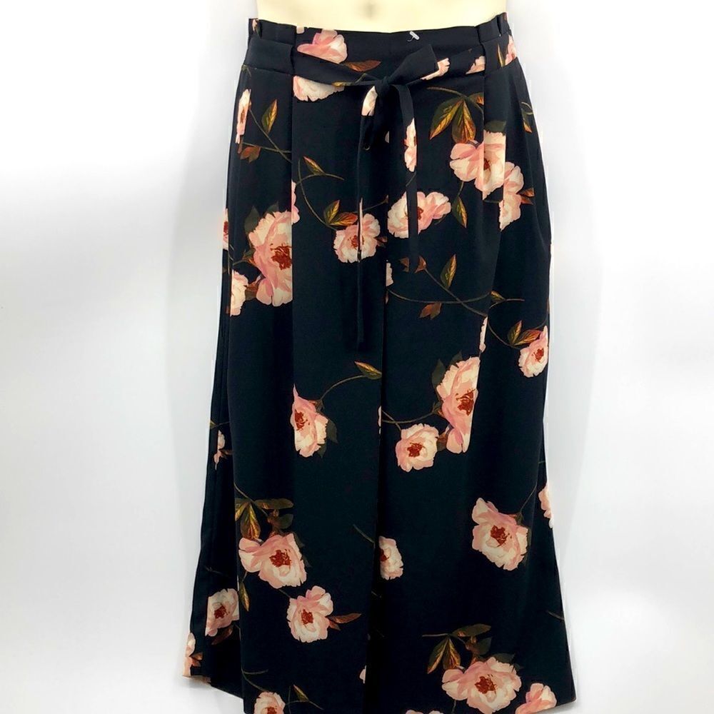 Worthington Petite Large black floral capris